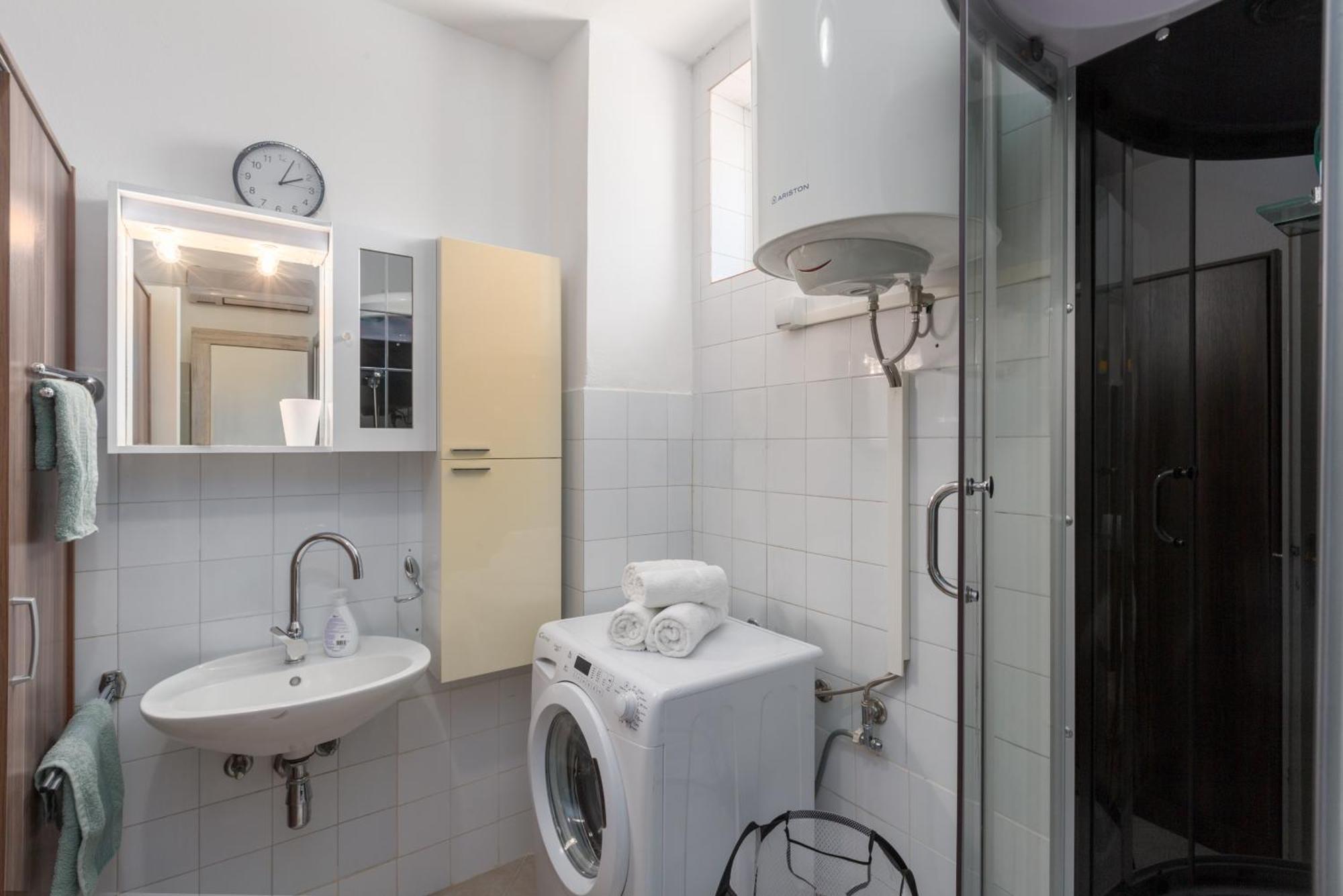 Seaview Apartment โรวีน ภายนอก รูปภาพ
